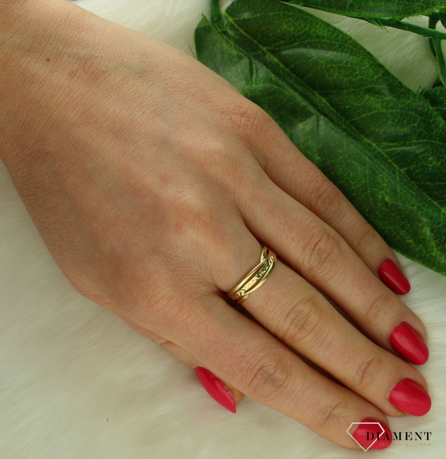 Złoty pierścionek damski 375 ozdobna obrączka PI 6322 375. Złoty pierścionek damski. Pierścionek damski ze złota. Pierścionek damski na prezent dla kobiety. Pierścionek złoty zaręczynowy..jpg